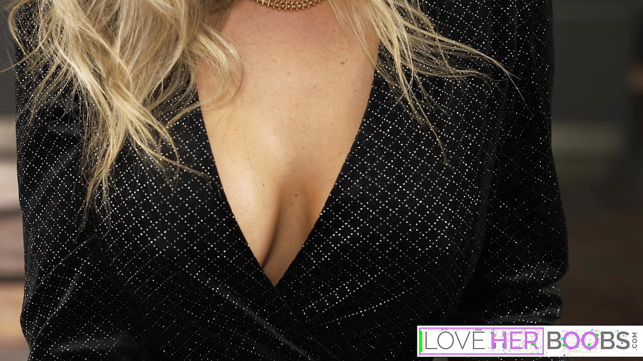 Mamă sexy blondă Shalina cu țâțe uriașe sare în timp ce este futută