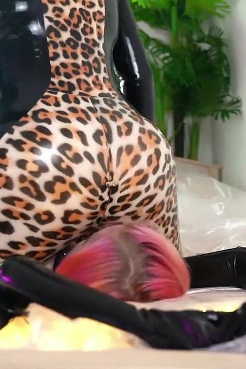 ラテックスラバーフェイスシッティングレズビアンビデオ、女性の支配