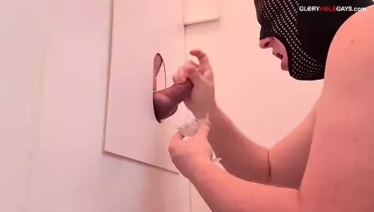 Ragazzo etero con un grosso cazzo spara carichi multipli in sborra nel bicchiere al gloryhole
