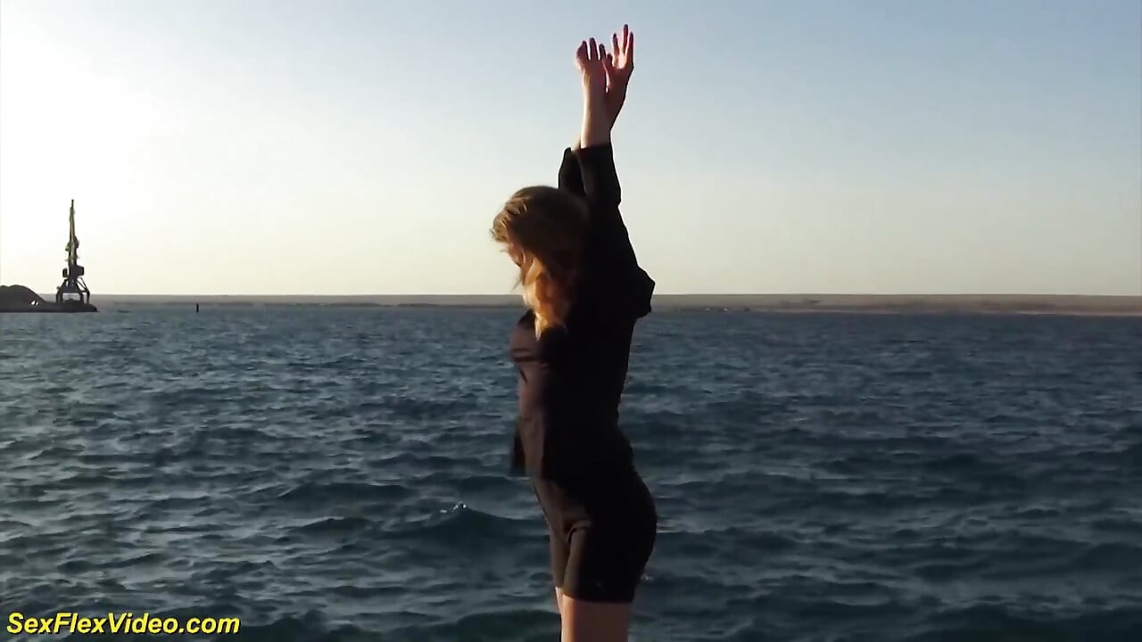 Het flexibel tjej Alisa Adelson älskar naken yoga