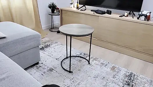 У неё IQ 180, но она застряла на столе