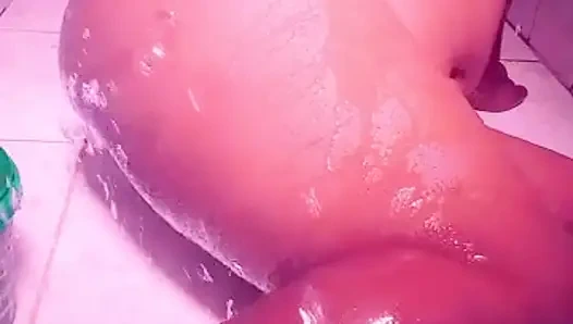 Купание никогда не было лучше, чем когда я делаю его на полу, делая танцевальные движения