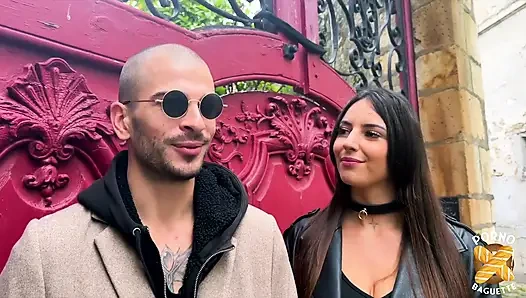 Ateşli piliç Vénus bütün gün sikilmeyi seviyor