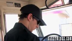 Netter Emo-Twink von geilem Busfahrer ohne Gummi geritten