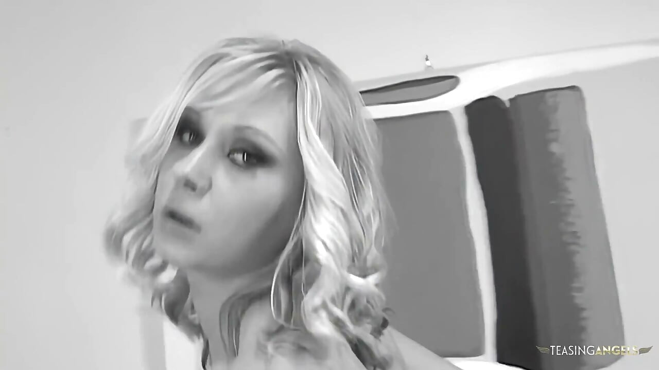 Avec une laisse autour du cou, Aaralyn Barra se fait prendre dans un gangang anal