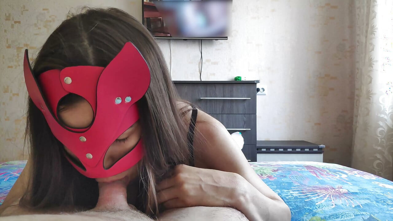 La demi-sœur d'un ami me taille une pipe pendant que je regarde du porno