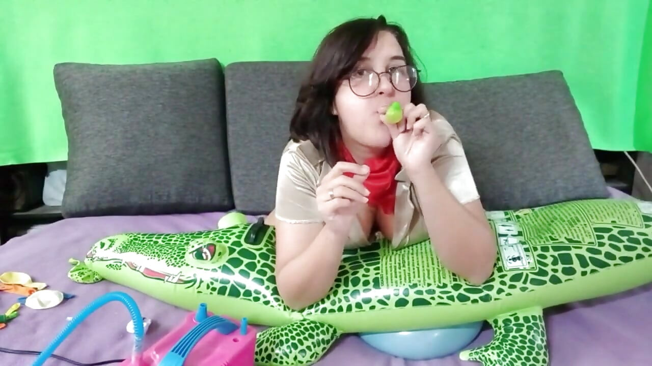 Knallende Ballons auf aufblasbares Krokodil - Bunny Looner [lowres]