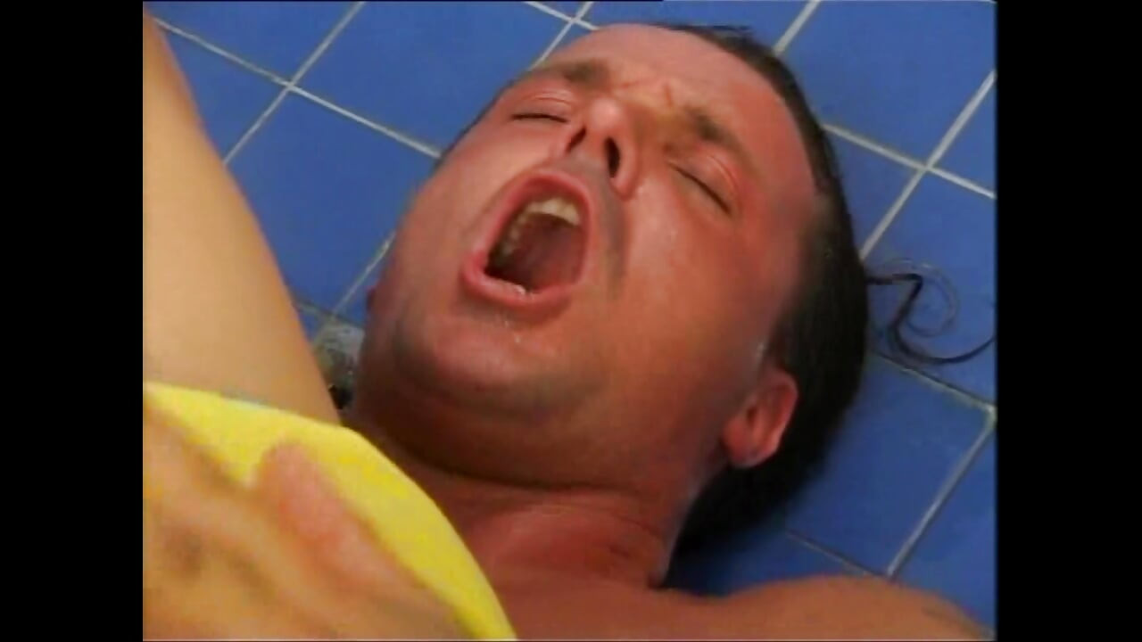 Milf con tetas gigantes follada en el baño público y corrida en la boca por una gran polla vintage