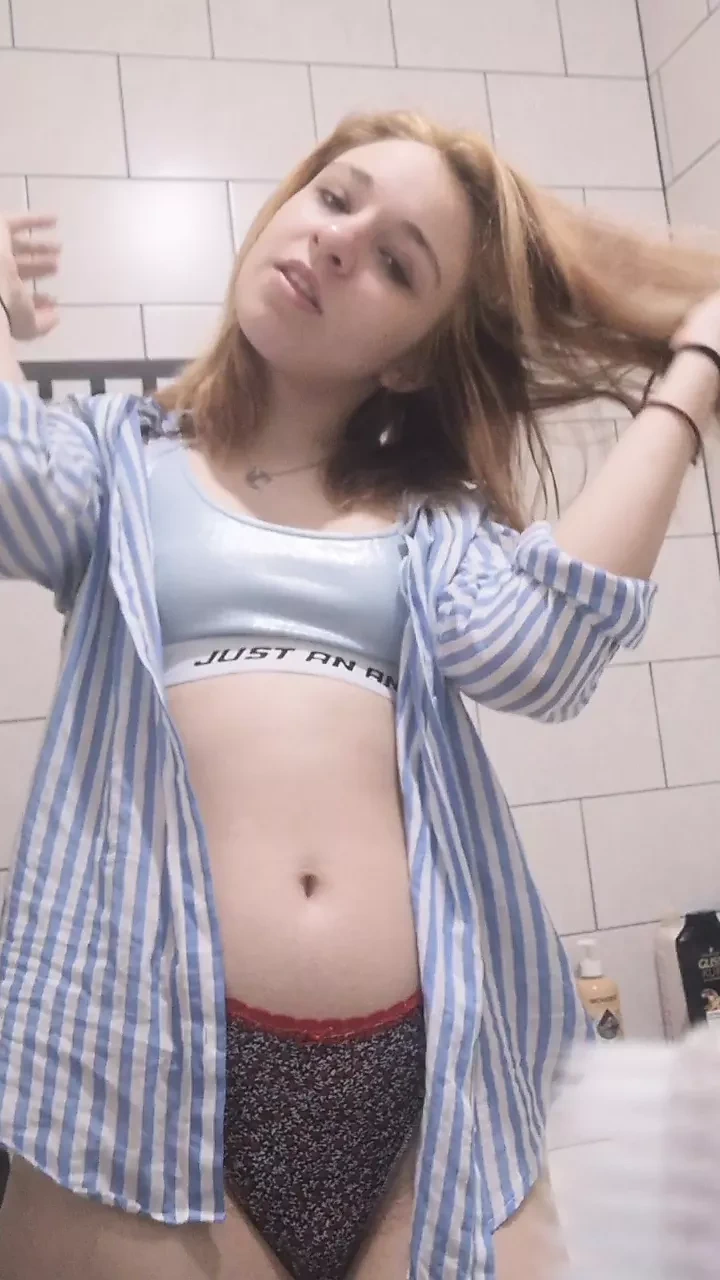 漂亮的浴室脱衣舞手淫与激情高潮