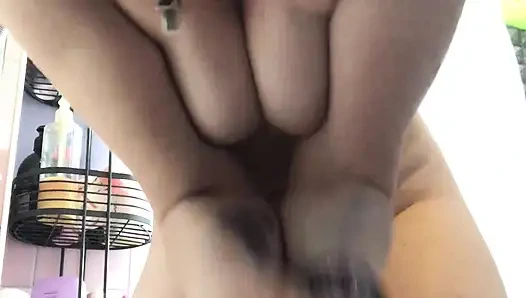 Aku lagi asik kencing di kaki jenjangku