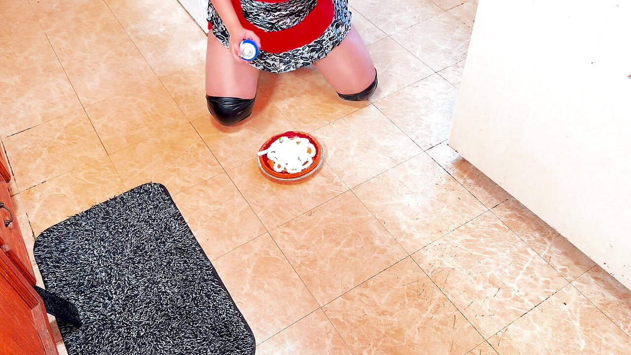 Ebony Housewife Smashes and Squirts on Pie