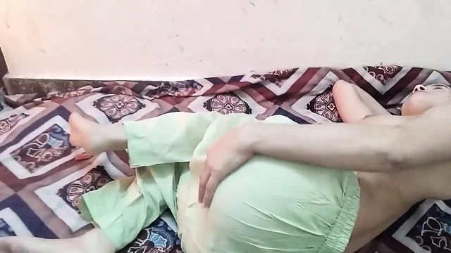 Soyi hui big step sister ko ghar me ghus kar pela