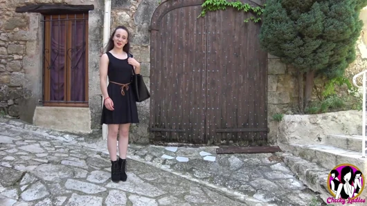 Горячая Amandine трахается хардкорно в тройничке на улице