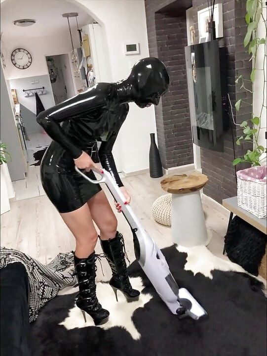 Serviciu de servitoare în latex cu tocuri înalte și lanțuri