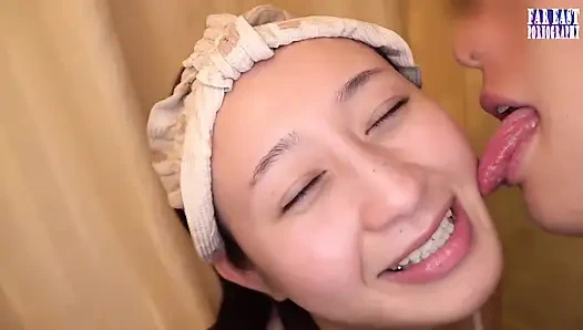 Глубокое сердце заглатывает Bliss, как она наслаждается каждой теплой каплей в двойном рту кульминации, дата -4/4