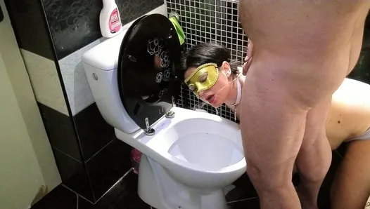 Bbw mother in law sucking dick ower toilet bowl and take hot piss in the mouth