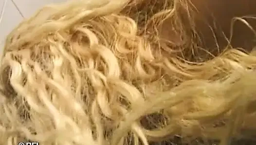 Blonde kellnerin bläst in der toilette