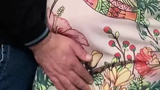 Tante mesum ini lagi asik fingering memeknya di kereta bawah tanah