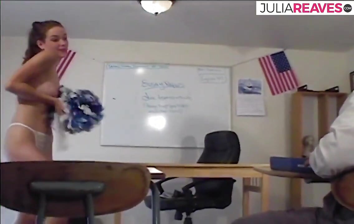 O fată sexy își mângâie clitorisul, apoi își atinge pizda