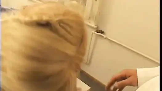 Dokter meresepkan perawatan khusus gina pearl si pasien rambut pirang menawan yang bisa memperbaiki endorfinnya