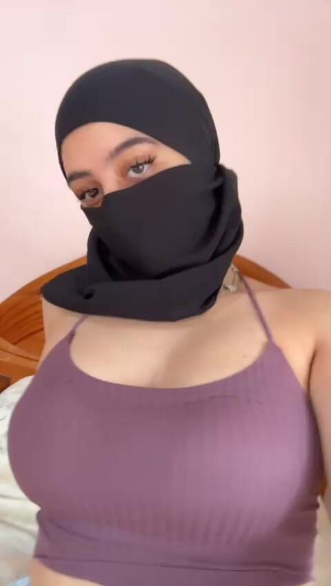 Belleza árabe en hijab muestra sus grandes tetas en sensual solo - tetas musulmanas te provocan lentamente