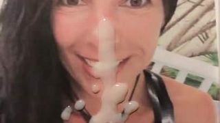 Трибьют спермы на лицо горячей молодой милфы-жены в любительском видео в любительском видео