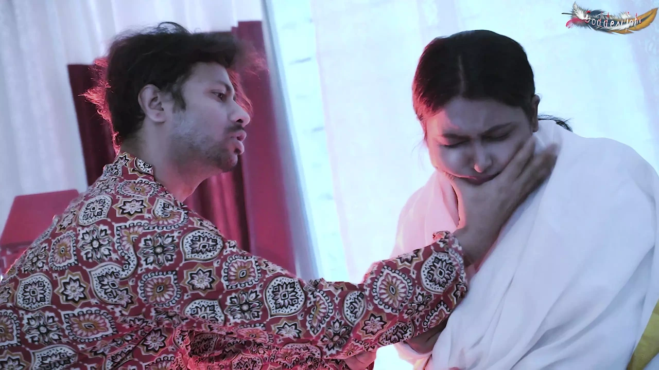 丈夫的年轻继兄弟在独自找到孤独的寡妇后玩重口味性爱 - 整部电影