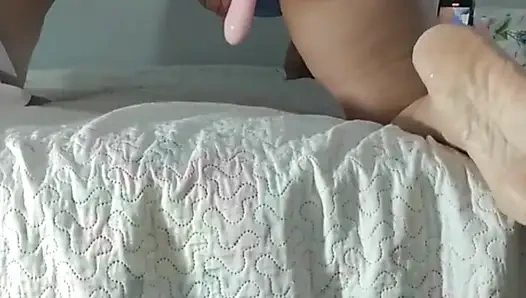 Возбужденная мачеха снимает видео для своих подписчиков в интернете.