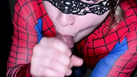 Wanita mata-mata mengambil kontol hitam besar dalam seks cosplay