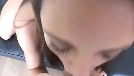 Esmer kadın emiyor ve anal dölleniyor