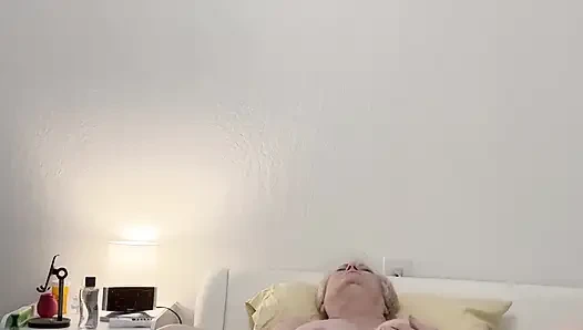 Nine dildo tarafından sikiliyor