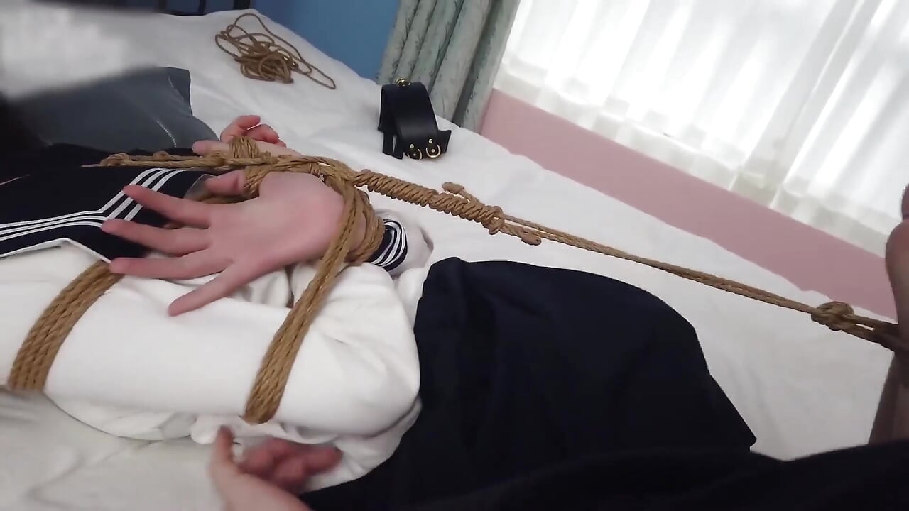 女友超级粉嫩的赤脚, 束缚在绳子的网当中, 挠痒