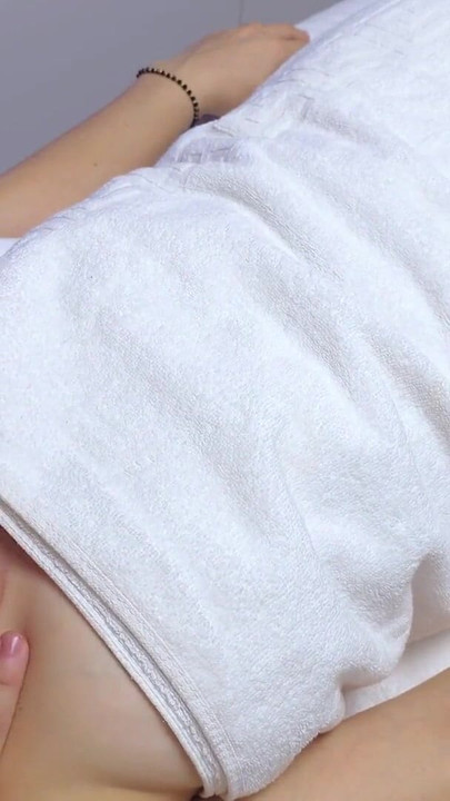 La massothérapie à la maison a mal tourné ! Une femme infidèle jouit fort pendant que le masseur remplit sa chatte huilée de sperme | Clip 1