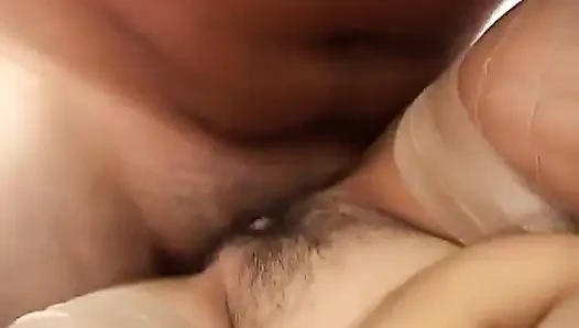 Italienische amateur-sexy schlampe nimmt einen großen schwanz