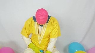Een rubber- en latexfetisjist masturbeert op een ballon!