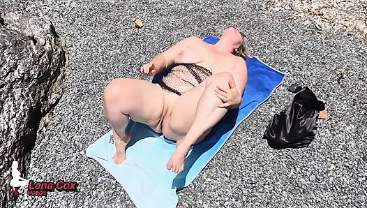 Squirting-masturbation am strand