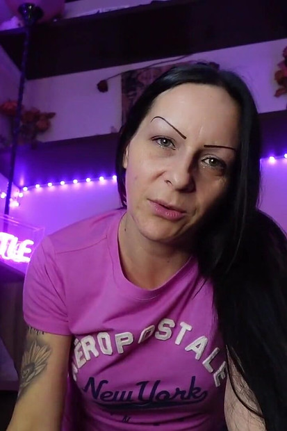 Δεμένος, τιμωρημένος στο πάτωμά μου