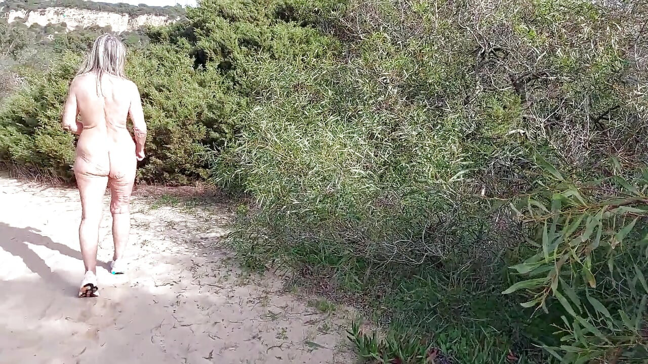 Oma Zoekt Naakt Geliefden in Het Bos!