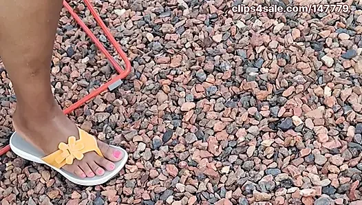 Чернокожая милфа Shiney, ноги, бедра и хорошенькие розовые пальцы ног