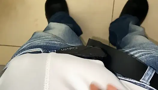 Haydut ofiste etini dövüyor