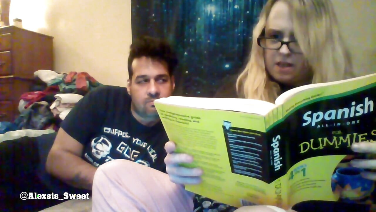 एलेक्सिस स्वीट और माइकी लोको अभिनीत स्पेनिश पाठ