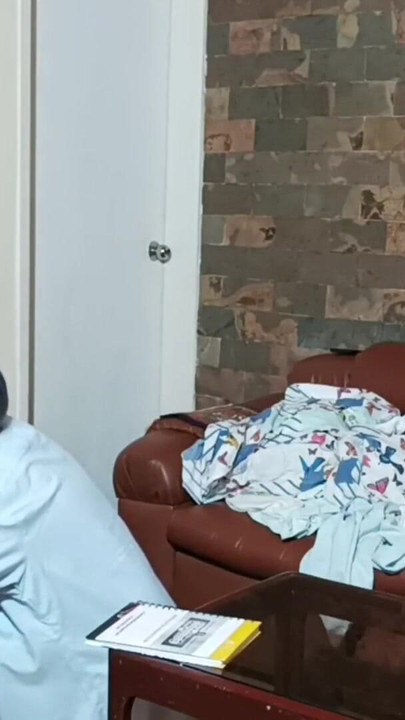 Trenutak koji morate vidjeti iz "Kod kuće s polusestrom sve je zabavnije... slušanje njezinih stenjanja i kako guta je"