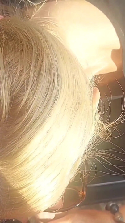 เซเลน่าอมควยในรถใส่แว่น