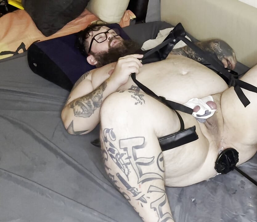 Fuck machine fucks my ass in missionary orgasm