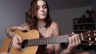 Menina peituda emo joga jogo perverso na guitarra