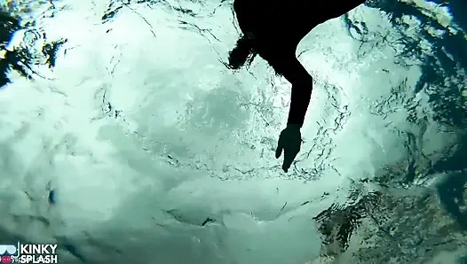 Wetsuit-bondage, meerjungfrau, rutschiger pool kink mit flossen, Seil und tiefem tauchen