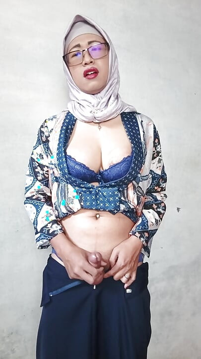 Hijab Shemales with Big Dicks Dildo Masturbate Until She Cum