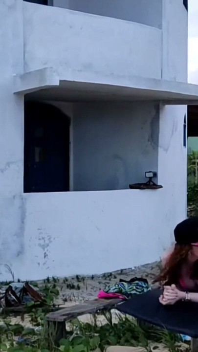 Camera in een strandhut neemt twee BBW-meisjes met grote konten op die een jongen met geverfd blond haar neuken | Clip 1