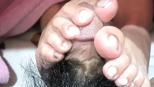 Под простынями у этой филиппинки действительно талантливые пальцы ног - 01