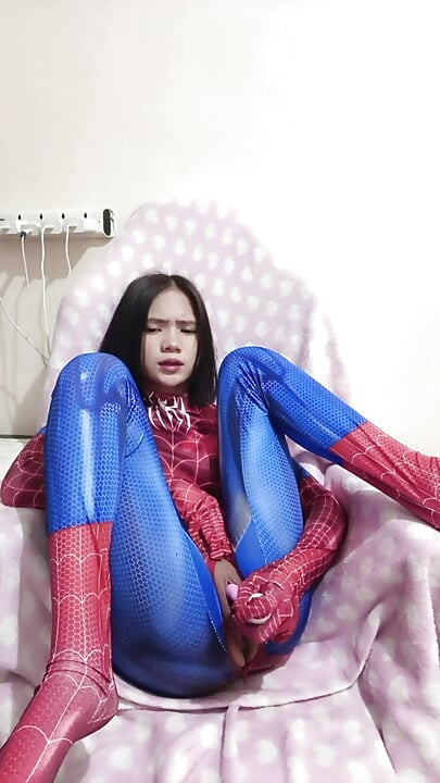 UNE SPIDERGIRL S’AMUSE AVEC UN VIBROMASSEUR